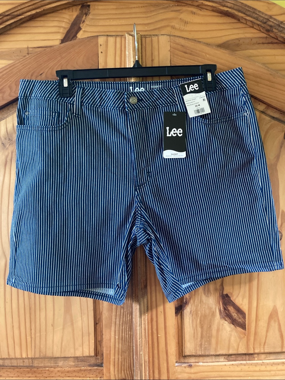 Women's Lee mid rise blue white stripe cuffed hem jean shorts size 20 - NWT